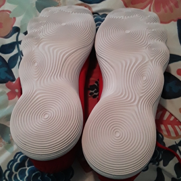 Mens Red Lowtop Nike Hyperdunk Basketball Shoes - Picture 3 of 3